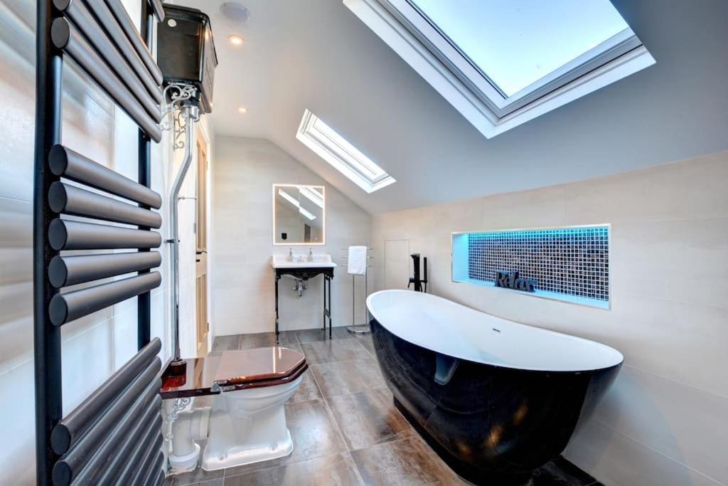 Apartment Modern 4 Bedroom Townhouse Perfect Location.